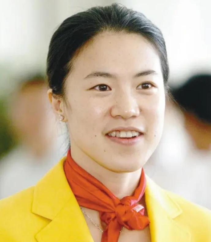 主持人问马龙:“在国乒队里，你最怕的人是谁？是不是刘国梁？”马龙摇摇头:“不是，