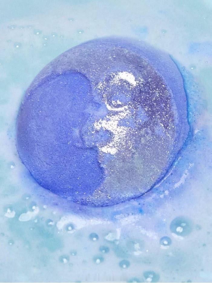 越做家族占星，就越深信全是宇宙的脚本。同样的症结，在父母和孩子身上同时出现，孩子