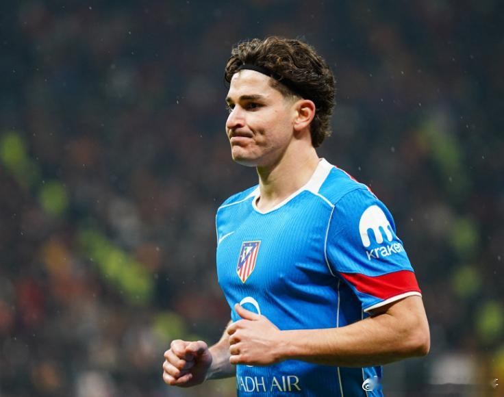 《每日邮报》撰文谈到阿森纳的目标球员，文章表示，阿森纳探索夏窗引进阿尔瓦雷斯的可