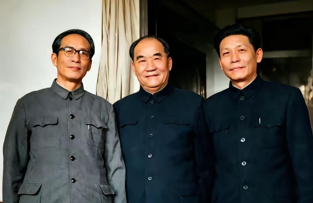 这张3人合照，我只认出了穿着中山装、浓眉宽额、面带微笑的侯宝林，目光沉和、气质尔