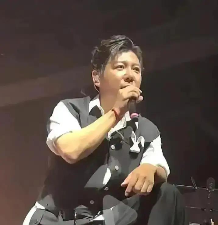 胡海泉把《奔跑》开成个人巡演，票根印的还是双人生日，现场大屏放老MV，灯一灭只剩