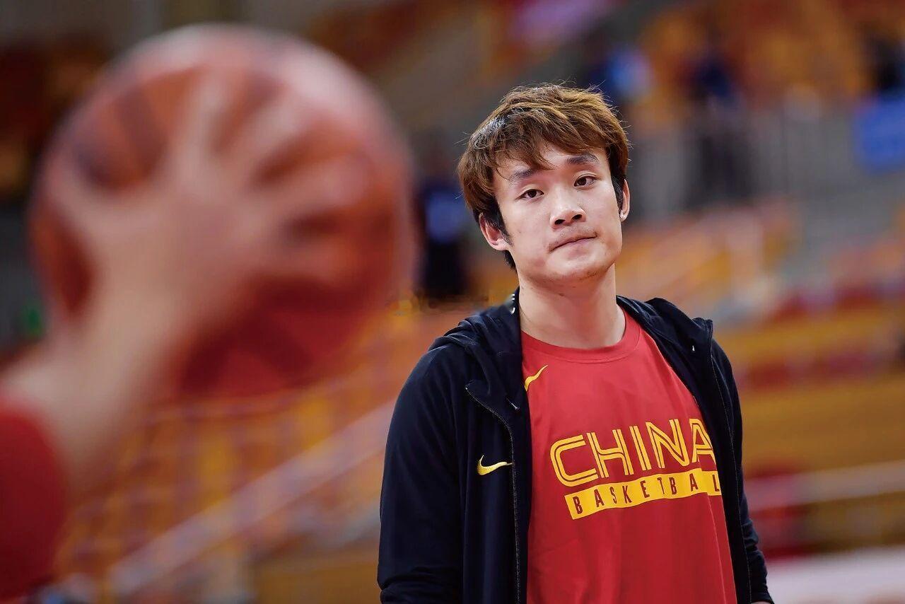 那年丁神对阵韩国杀疯了 丁神来到黄金联赛现场助力，明天中国男篮客战韩国，遥想当年