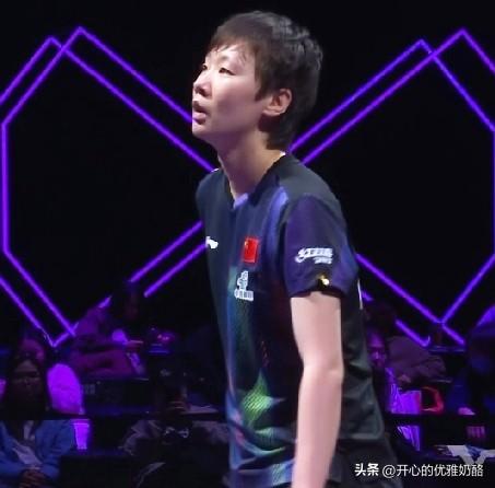 王曼昱一定是生病了，输了比赛很难过的样子。
王曼昱三局比分7-11、5-11、3