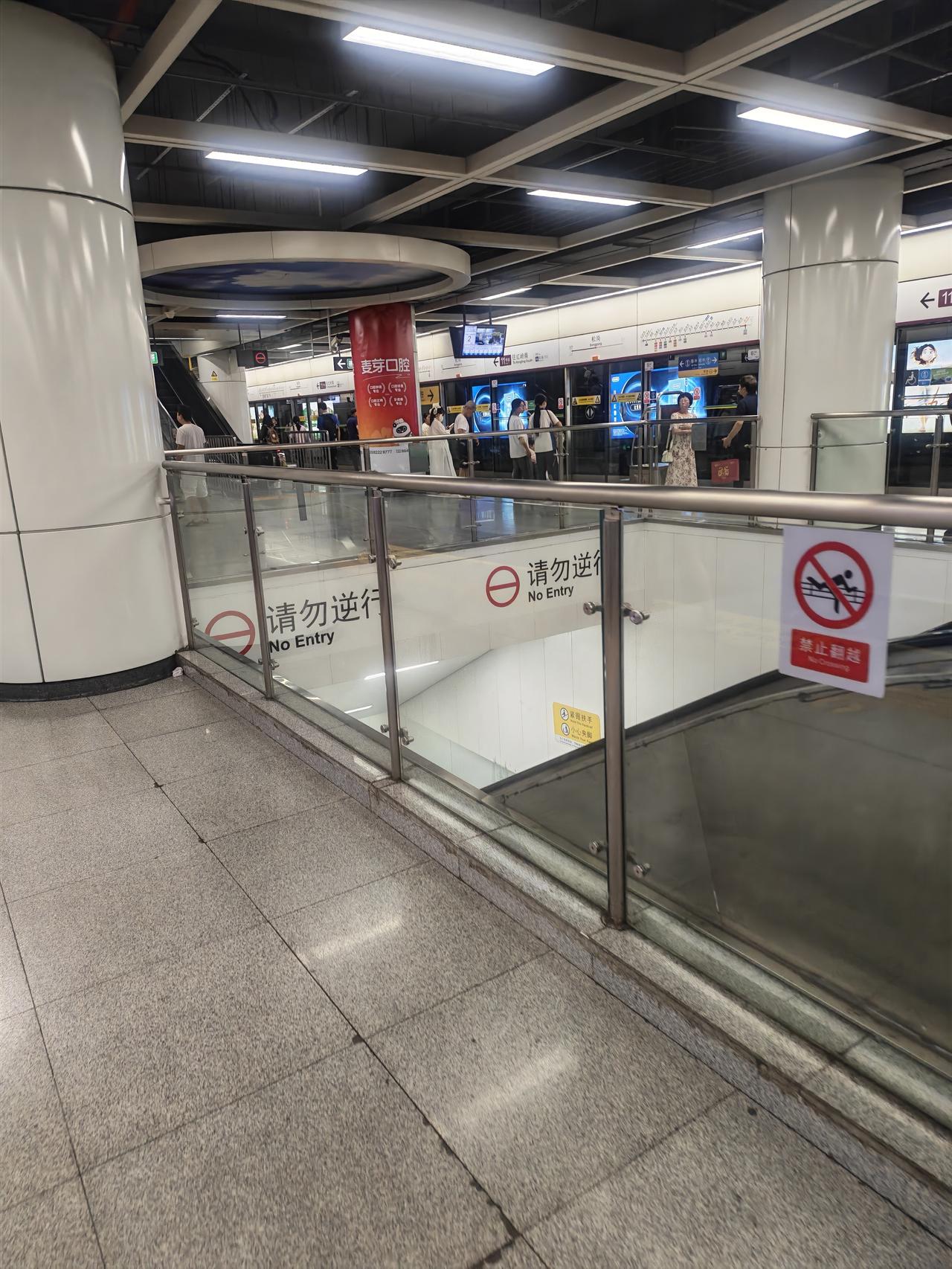 记录我的2026昨天星期天出来玩了一圈，乘坐地铁时发现真的没什么人，可能是高考的