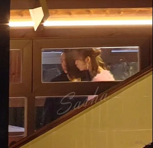 武汉偶遇林依晨张艺凡偶遇林依晨张艺凡拍电影武汉街头的偶遇也太幸福了！林依晨状态依