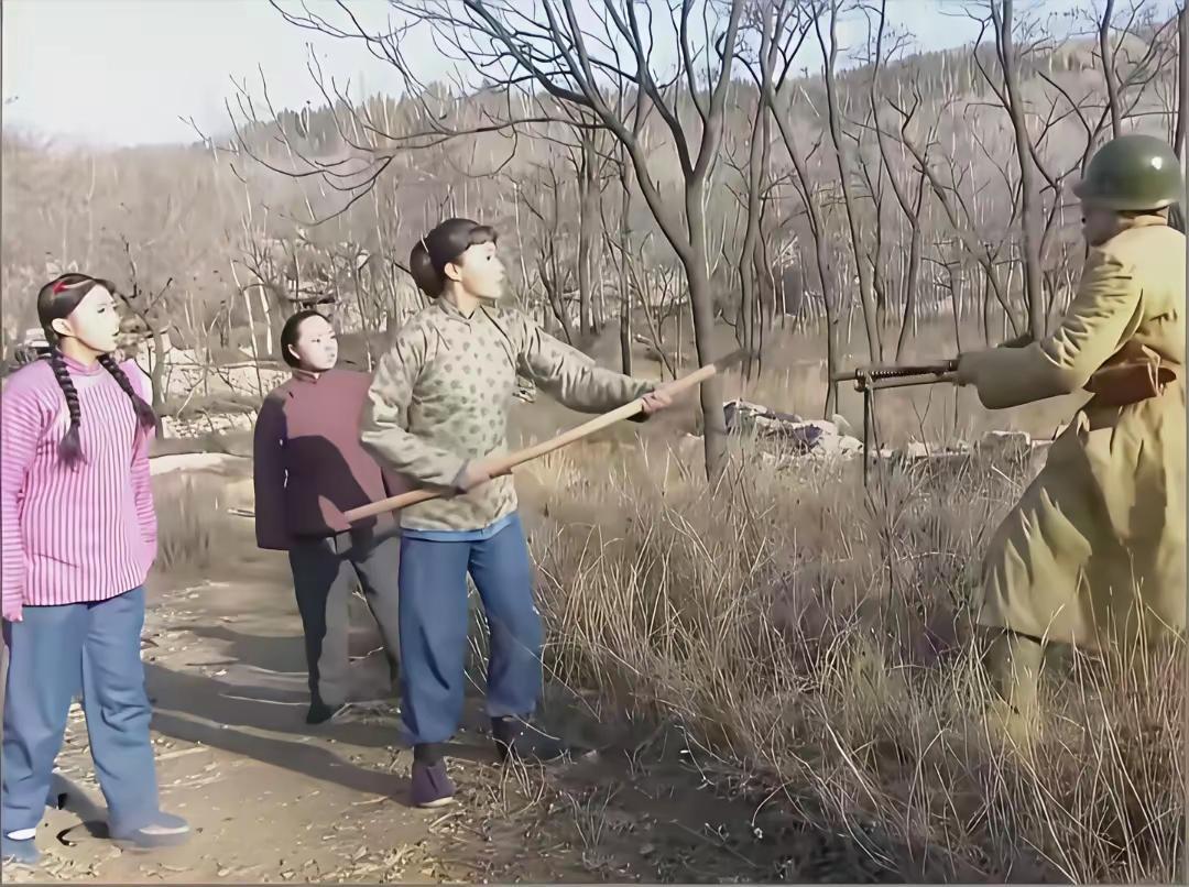 剧情：一位农村妇女拿着神器，威胁一个手拿冲锋枪的小鬼子，大喊一声：“不许动，缴枪