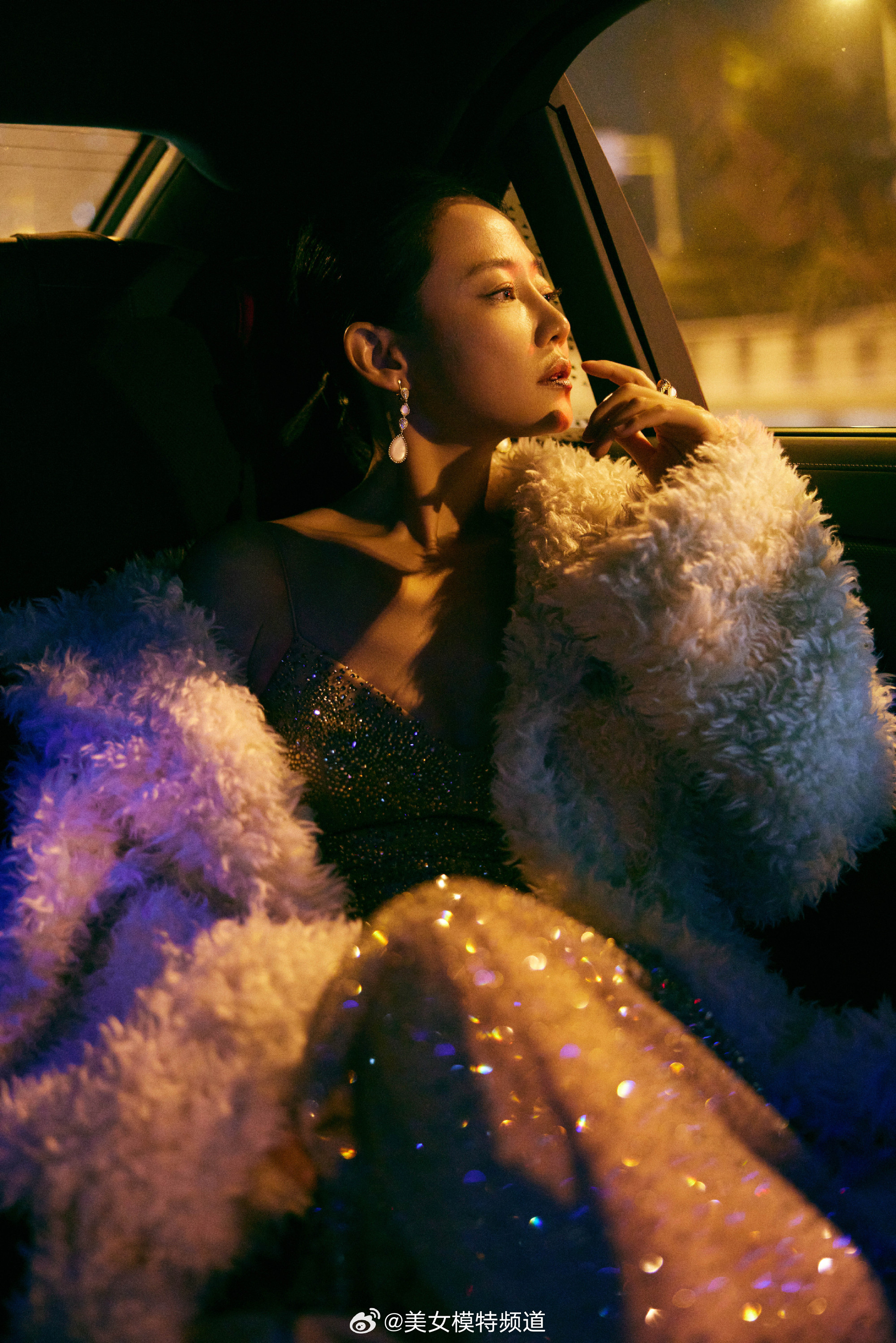 谭卓车内暮色大片金色闪耀 