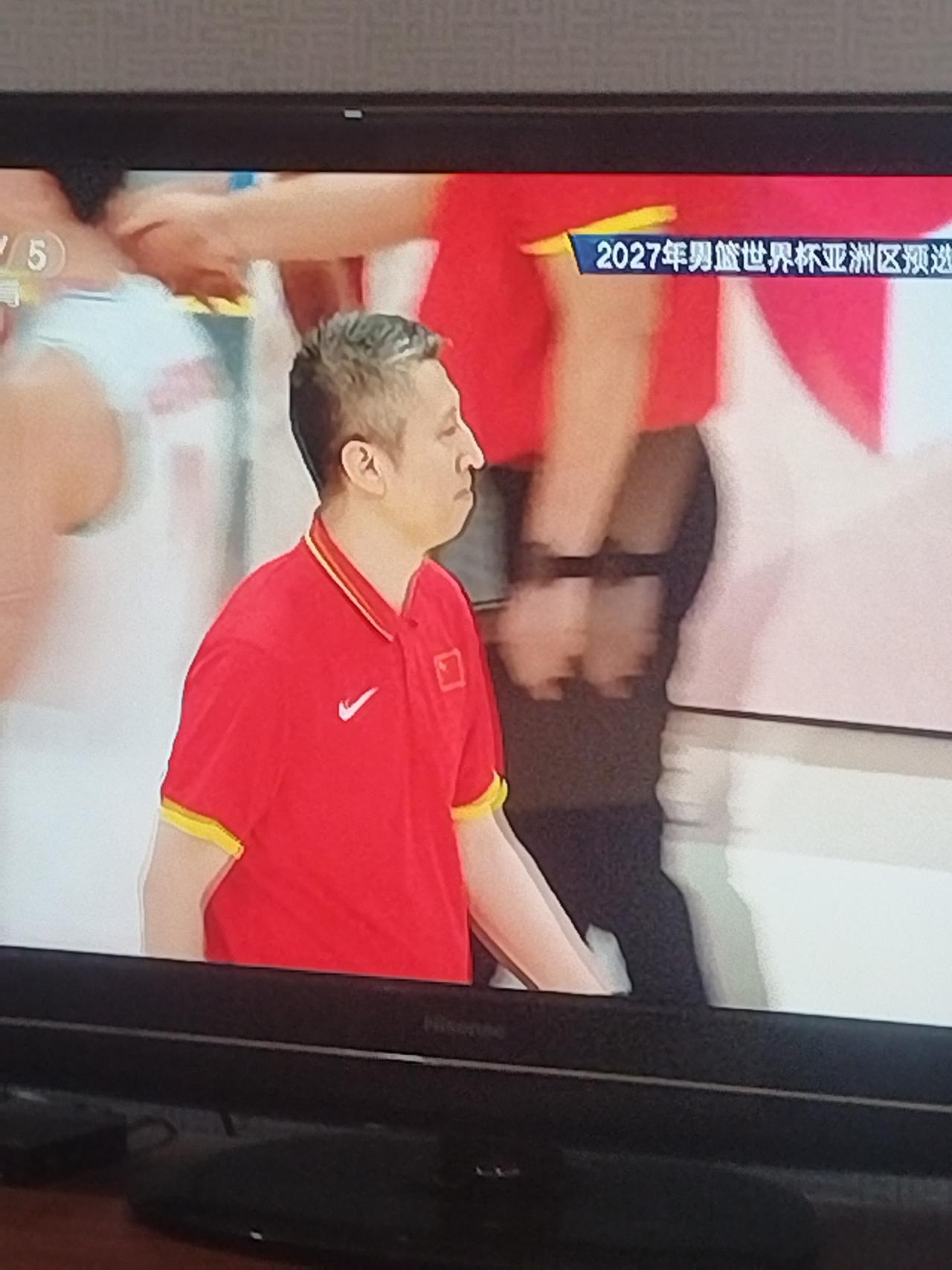 今晚郭士强又给球迷玩了一次心跳。最后18秒中国队领先6分，球迷们已经认为稳操胜券