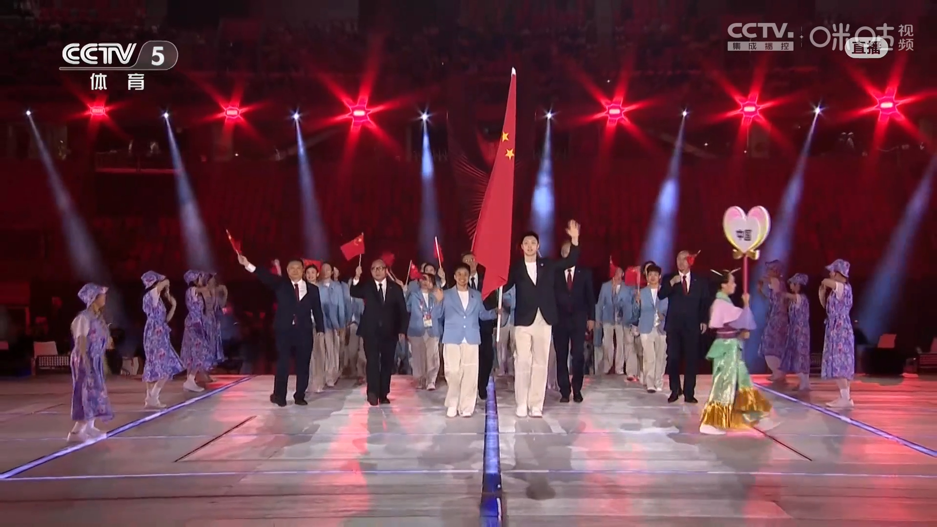 #胡明轩吴愉高擎国旗#  2026亚运会开幕式，中国体育代表团入场，、吴愉高擎五