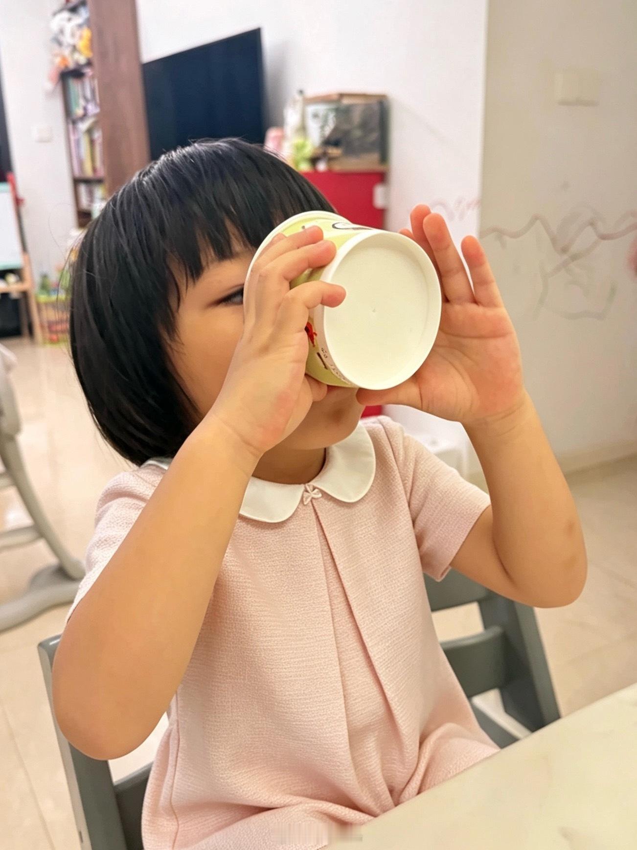 全家唯一能干吃干噎酸奶的人类：球宝吃了几口就放弃了，最后加巧克力奶、香蕉和冰块打