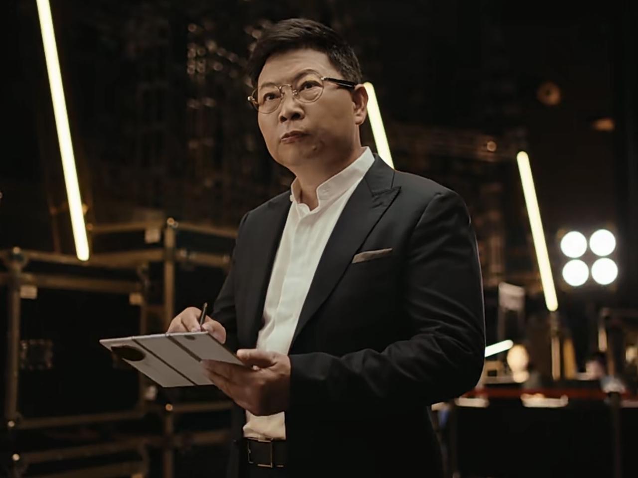 @余承东 又用上华为新手机了！白色三折叠，9月4日将要正式发布的华为Mate X