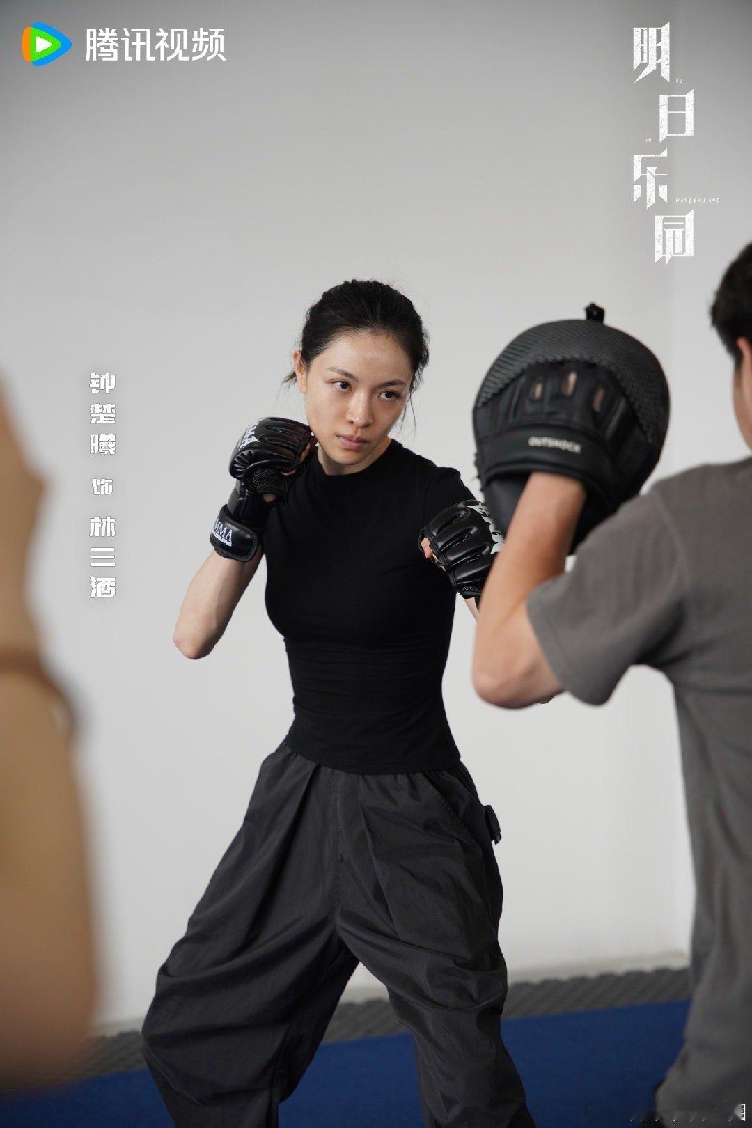 救命！这选角也太贴了吧！钟楚曦身上那种又美又强的气质，和热血冒险的设定绝配，之前