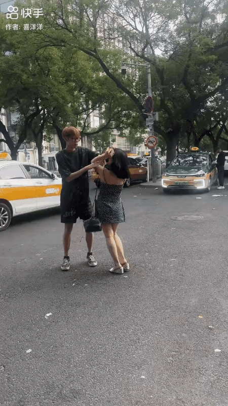 爱是相互的，是强求不来的！
当一方拒绝时，就不要再厚着脸皮强求了。

视频中这个