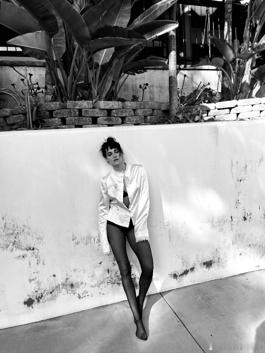 Kristen Stewart克里斯汀斯图尔特之前为《cultured》杂志拍摄