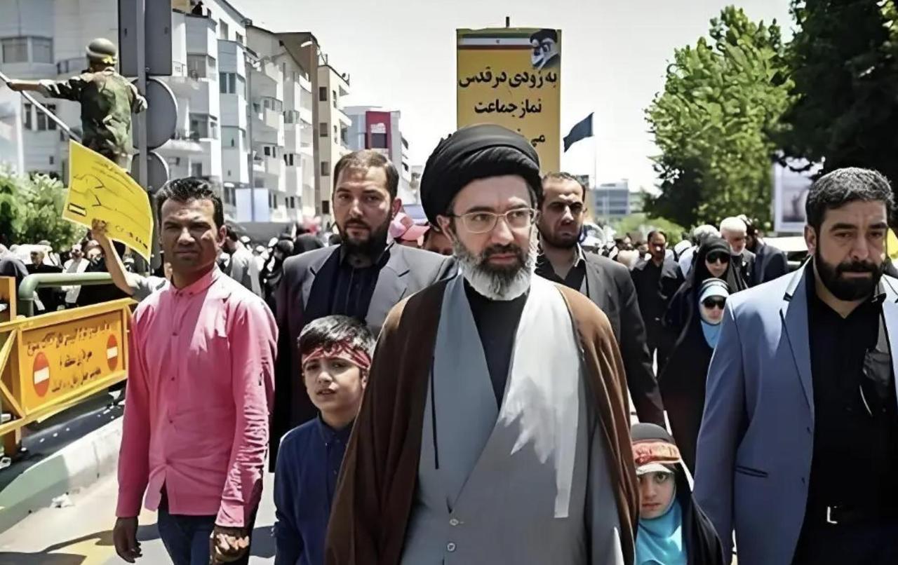 美国最不想看到的事还是发生了！伊朗最高领袖竟然是哈梅内伊的二儿子穆杰塔巴·哈梅内