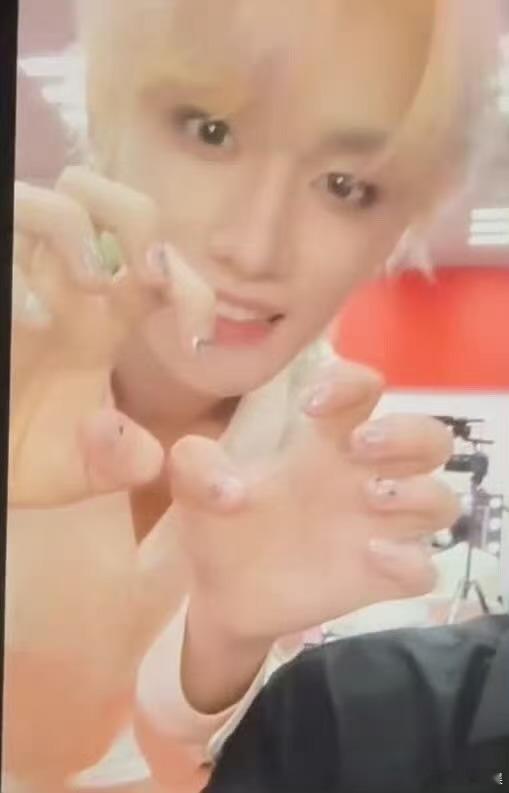 时代少年团大连站第二天妆造时代少年团演唱会第二天妆造时代少年团演唱会第二天妆造，