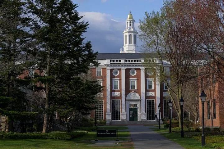 🚨🇺🇸 特朗普与哈佛大学达成5亿美元和解

特朗普表示，他愿意以5亿美元的