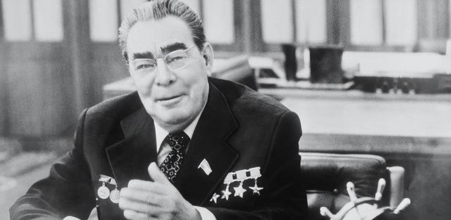 1977年，勃列日涅夫正在游泳。突然，他的烟瘾又犯了。3名警卫赶紧点上香烟，勃列