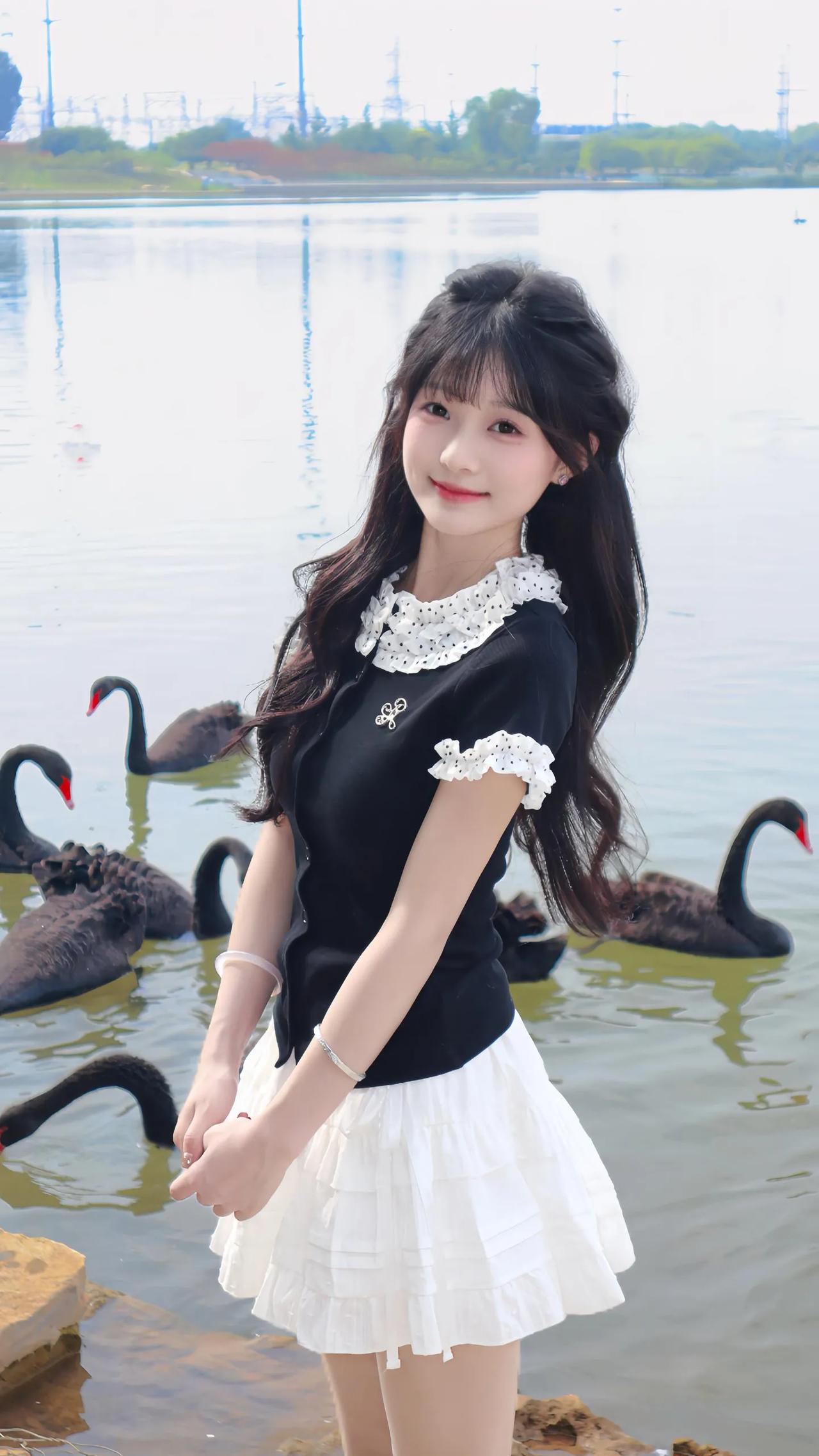 黑衣白裙湖边漫步天鹅相伴美如画卷温柔风白裙 元气少女穿搭