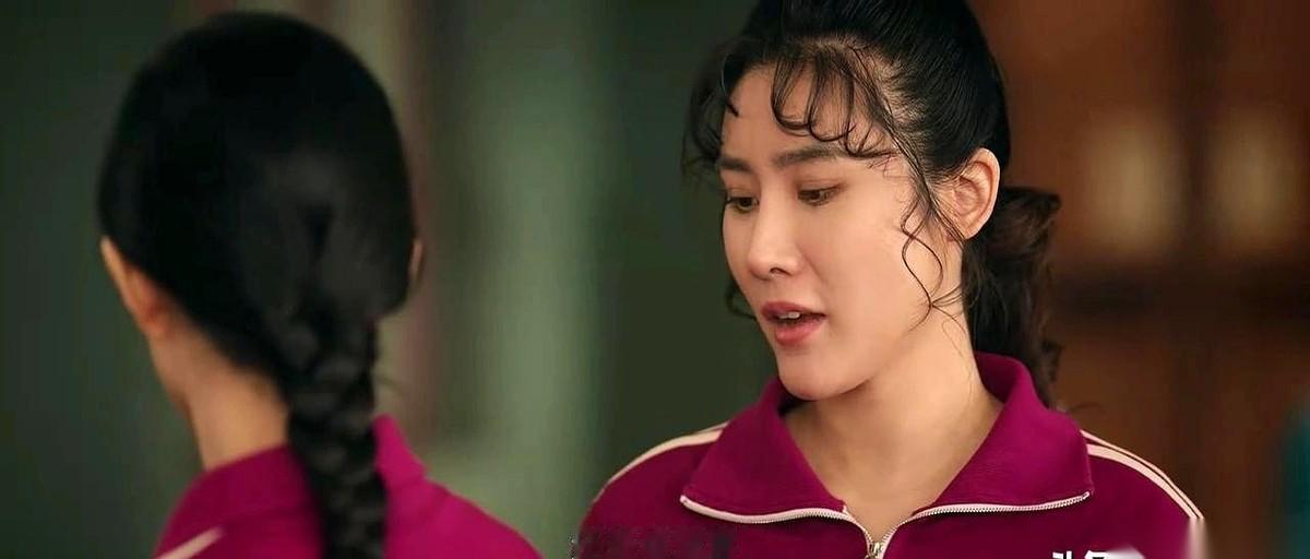 《主角》里有个叫易青娥的，简直就是来砸场子的。
团里的台柱子米兰，好不容易熬走了