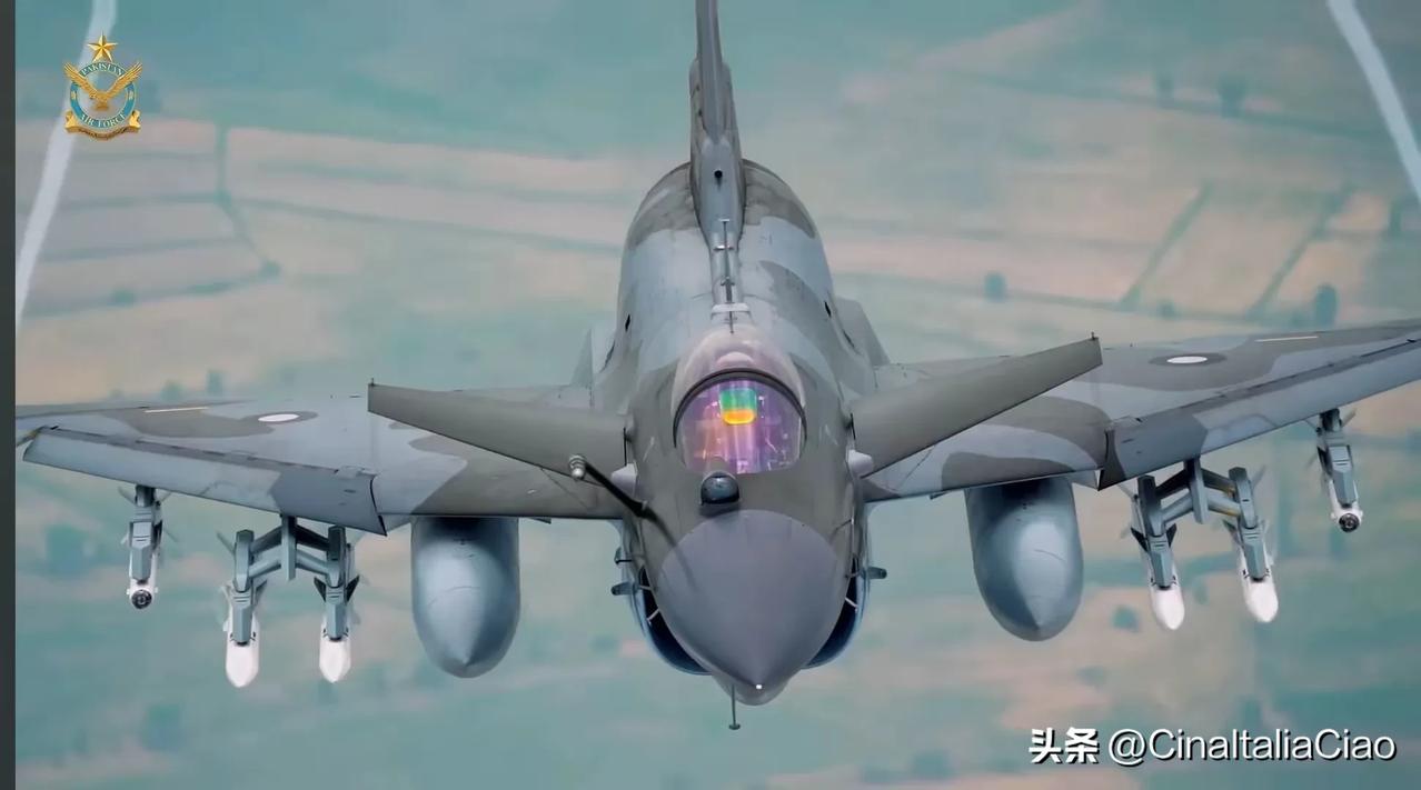 开了锋见了血后，形象都不一样了！
巴基斯坦空军歼10C战斗机对空全挂载模式：两个
