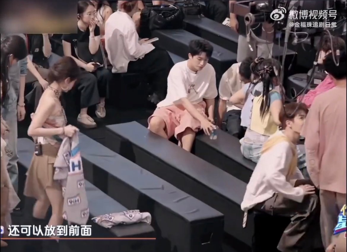 孟子义给王弘毅科普屁帘 王弘毅以为发现了裙子的“隐藏技能”，孟姐马上一本正经纠正