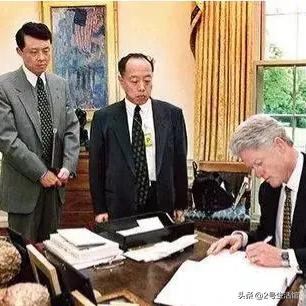 [微风]1999年“炸馆”事件发生后，克林顿向中国道歉，李肇星说“你得写下来”。