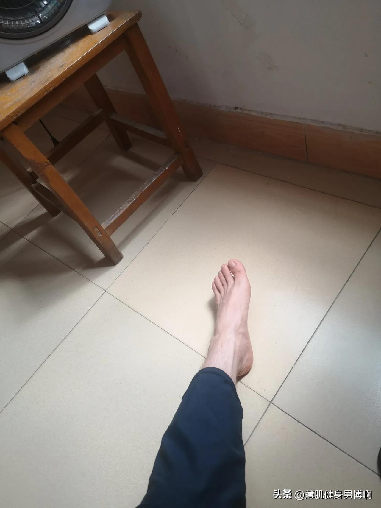 男孩子的脚什么样的算好看