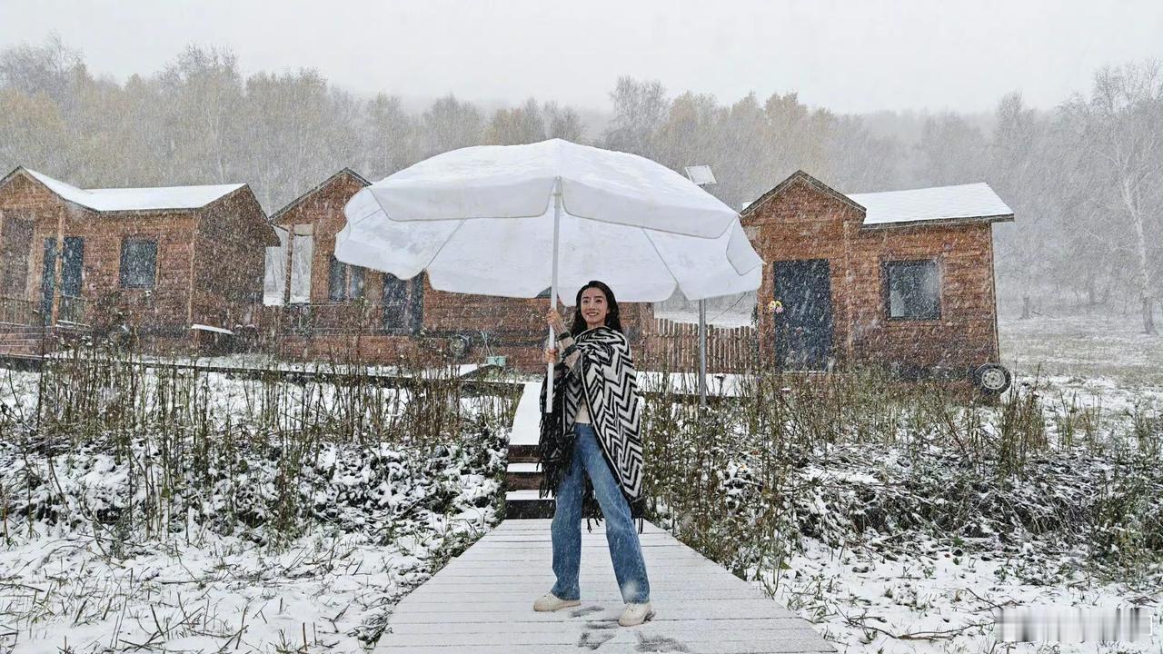 胡冰卿扛着超大太阳伞看雪，好羡慕。

近日胡冰卿在内蒙古看雪，可以看到四处都是白