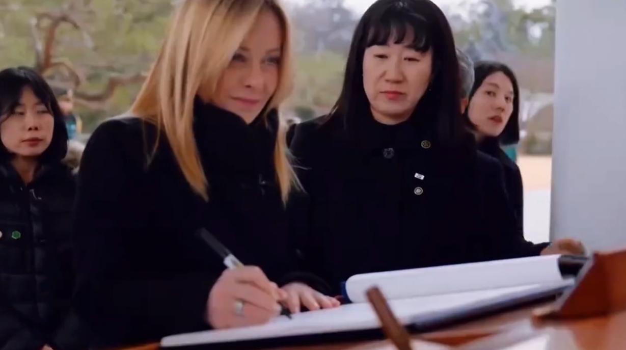 1月18日梅洛尼向韩国公墓敬献花圈后，在留言簿上签名，字迹曝光字如其人；只见她签