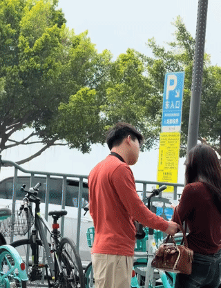 网友在街头拍到一对情侣吵架。
男的看起来很生气？
他先是拧了一下女友的胳膊，又像