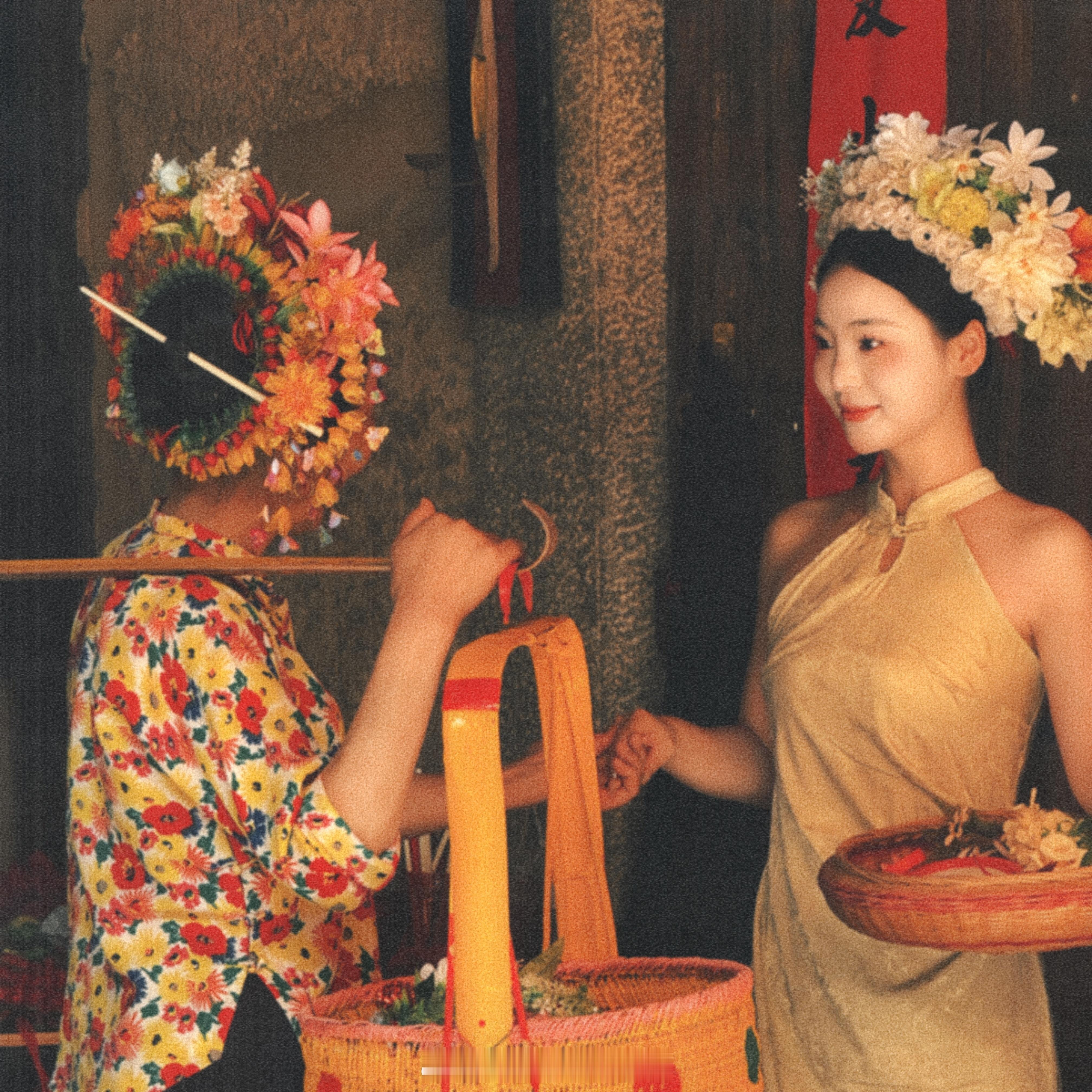 阿嬷说：今生戴花  来世漂亮 ​​​