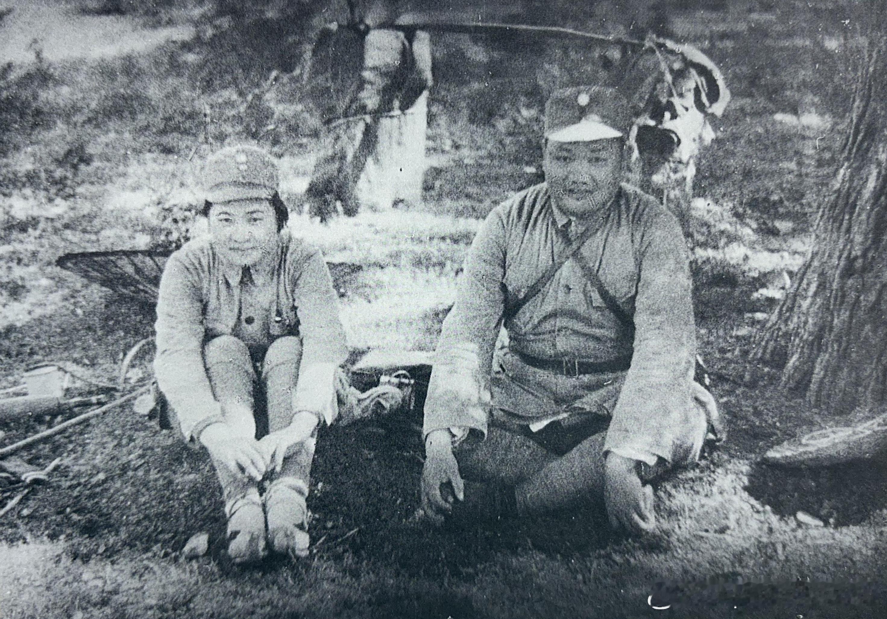 1939年新四军第5支队司令员罗炳辉与夫人张明秀在云岭，叶挺摄影军事历史全触达 