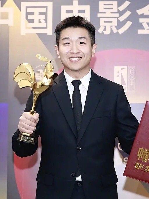 申奥与陈思诚的对话

申奥：陈导，好久不见啊。最近电影圈发展得真是越来越快了，大