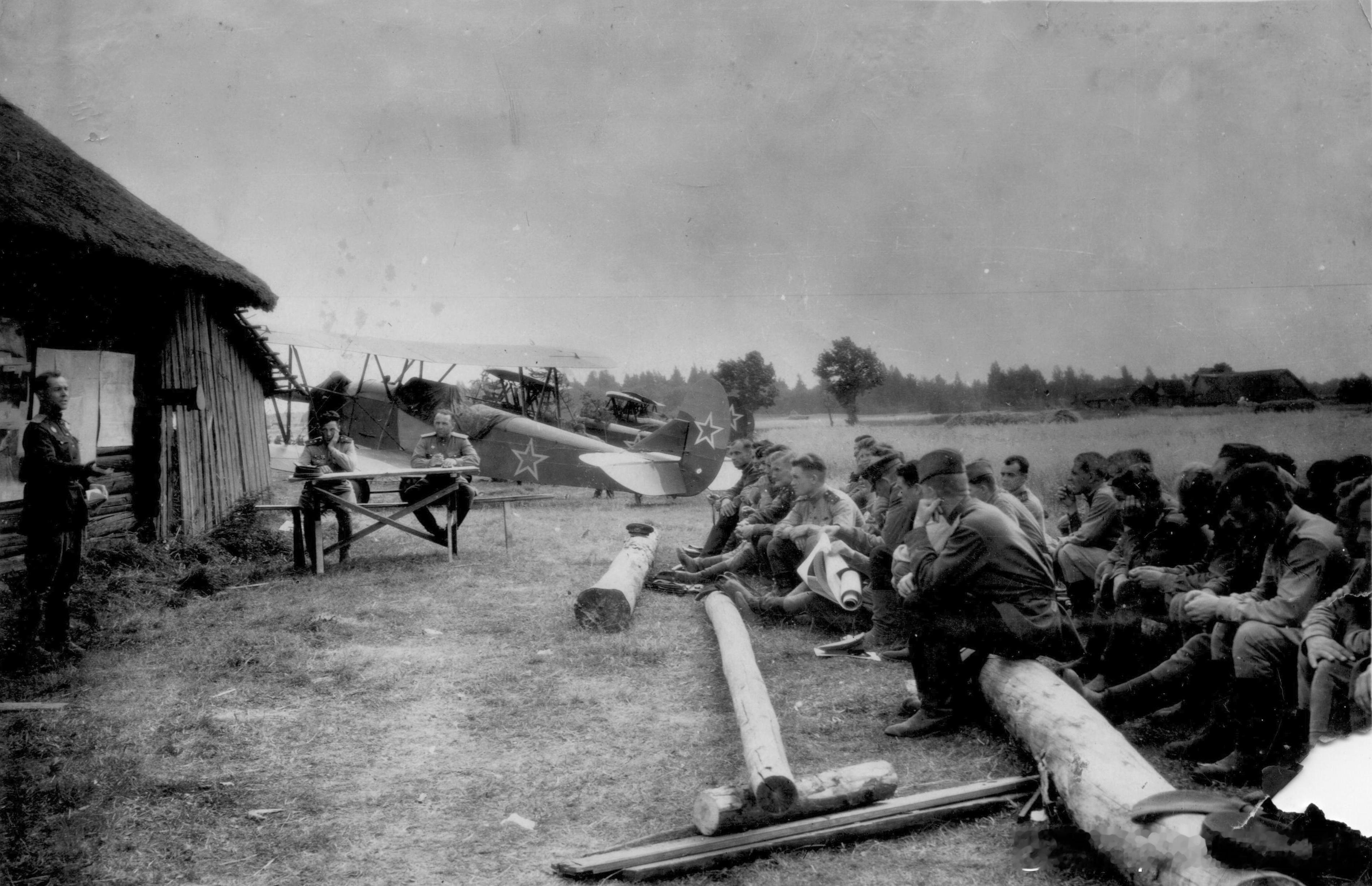 1944年苏军近卫独立侦察航空兵第99团飞行人员会议，背景是По波-2飞机军事历