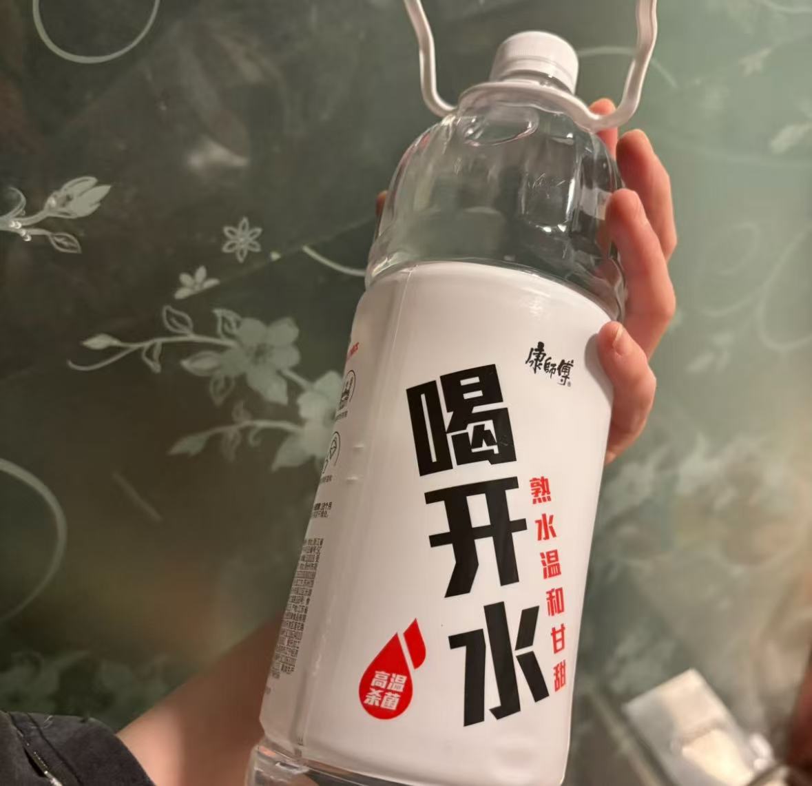 只喝水不喝饮料的朋友追《问心2》被多喝热水的温柔细节戳中！戒掉甜饮料，常备康师傅