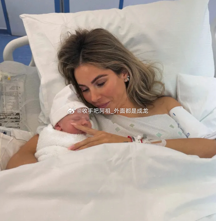 据英国媒体《太阳报》报道，曼联后卫卢克肖刚刚喜迎千金，他的伴侣阿努斯卡·桑托斯在