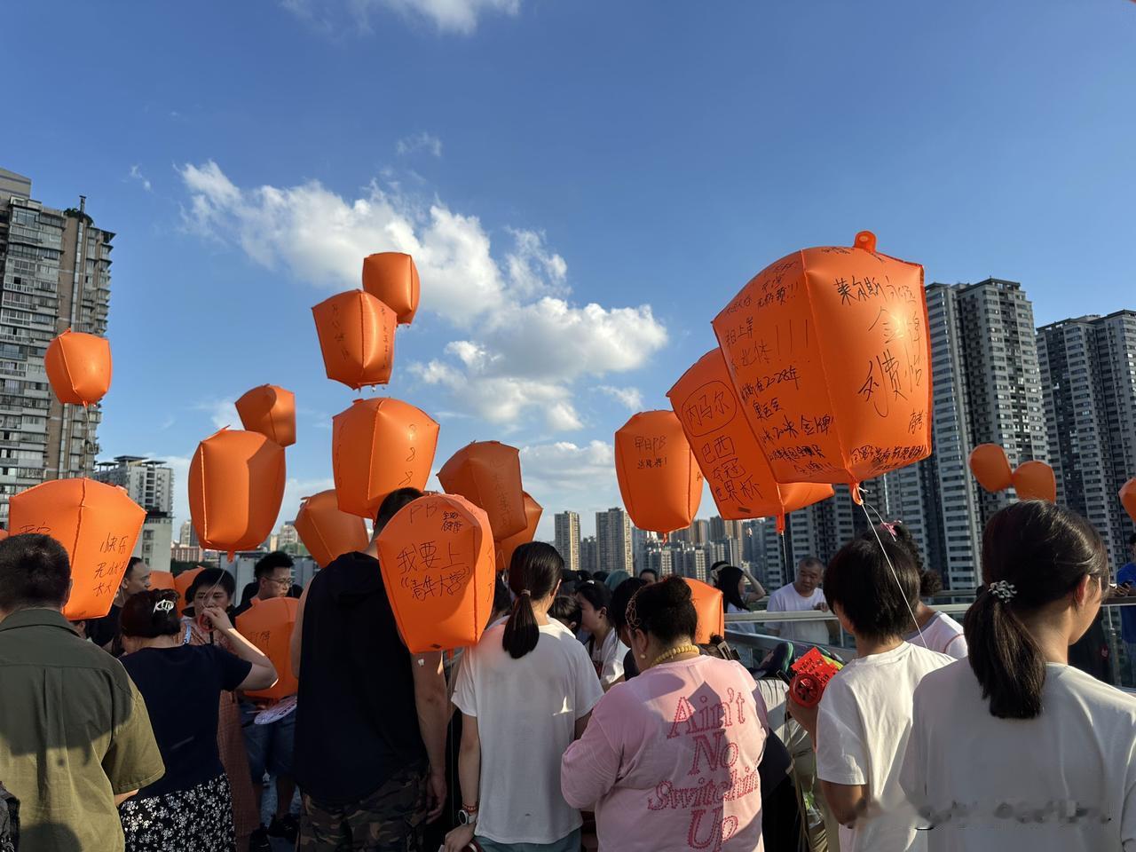超级火爆！7月4日下午6点，重庆磁器口古镇，凤凰云槃云端栈道正式开放！人山人海，