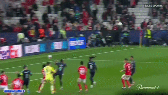 🔻史诗级剧情，本菲卡门将特鲁宾第98分钟头球绝杀皇马，帮助球队4-2获胜并以1