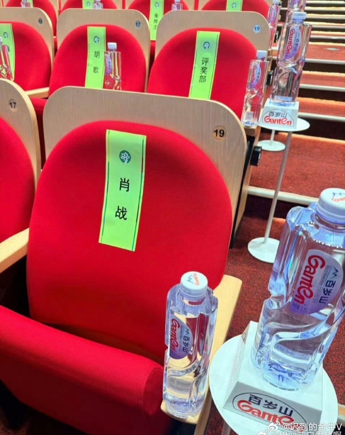 白玉兰内场无镜头拘束，全是松弛名场面前辈提携后辈，同行互相致意，这才是行业该有的