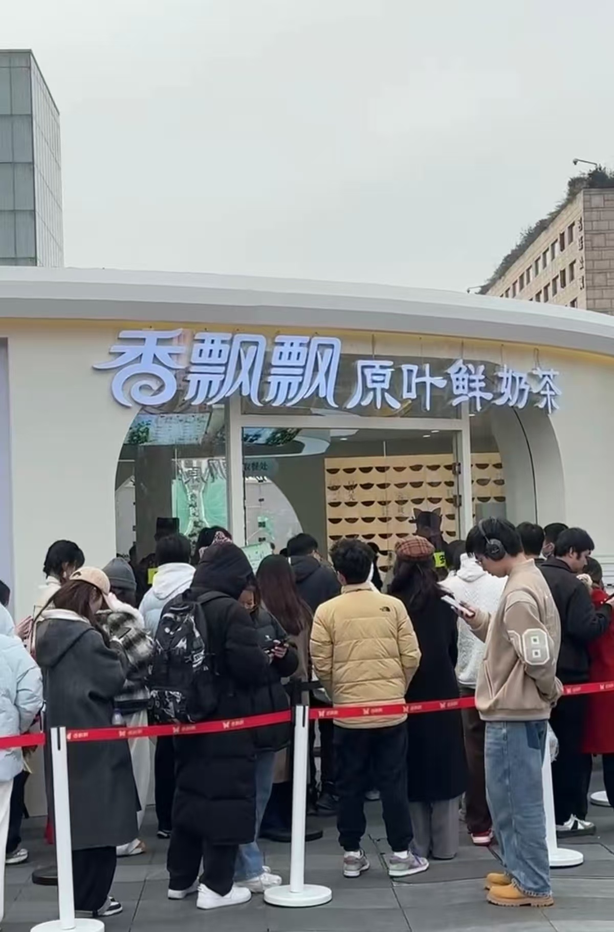 香飘飘开店的含金量还在上升  没想到喝香飘飘也要排队  我跟你们能去现场排队的人