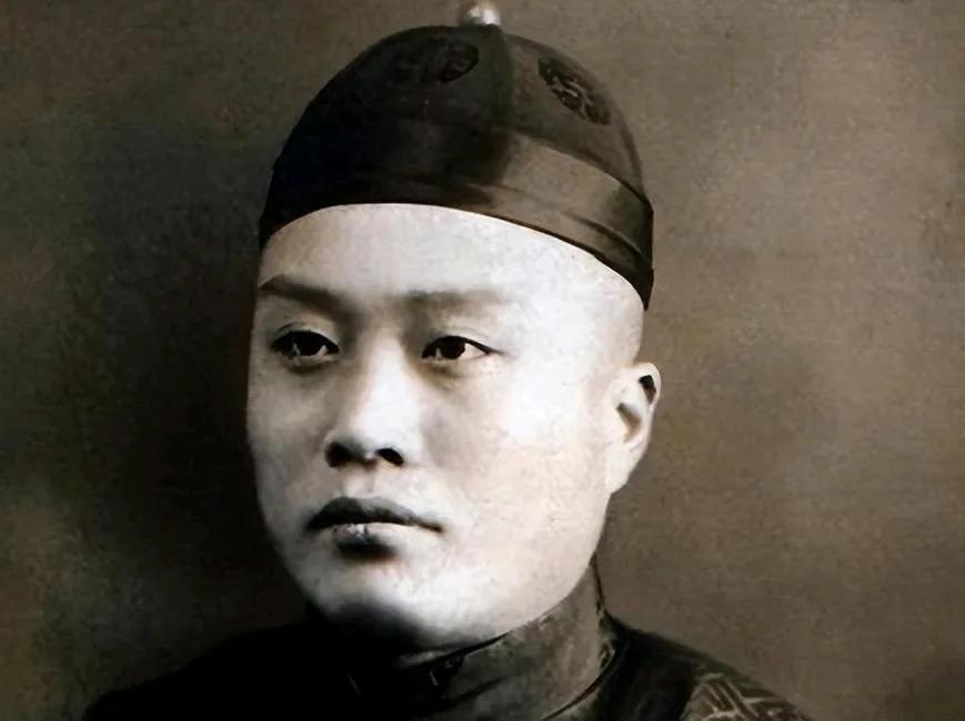北平沦陷后，最后的状元刘春霖难以为生，只能靠“卖字”维持生计，这天日本人摆出四根