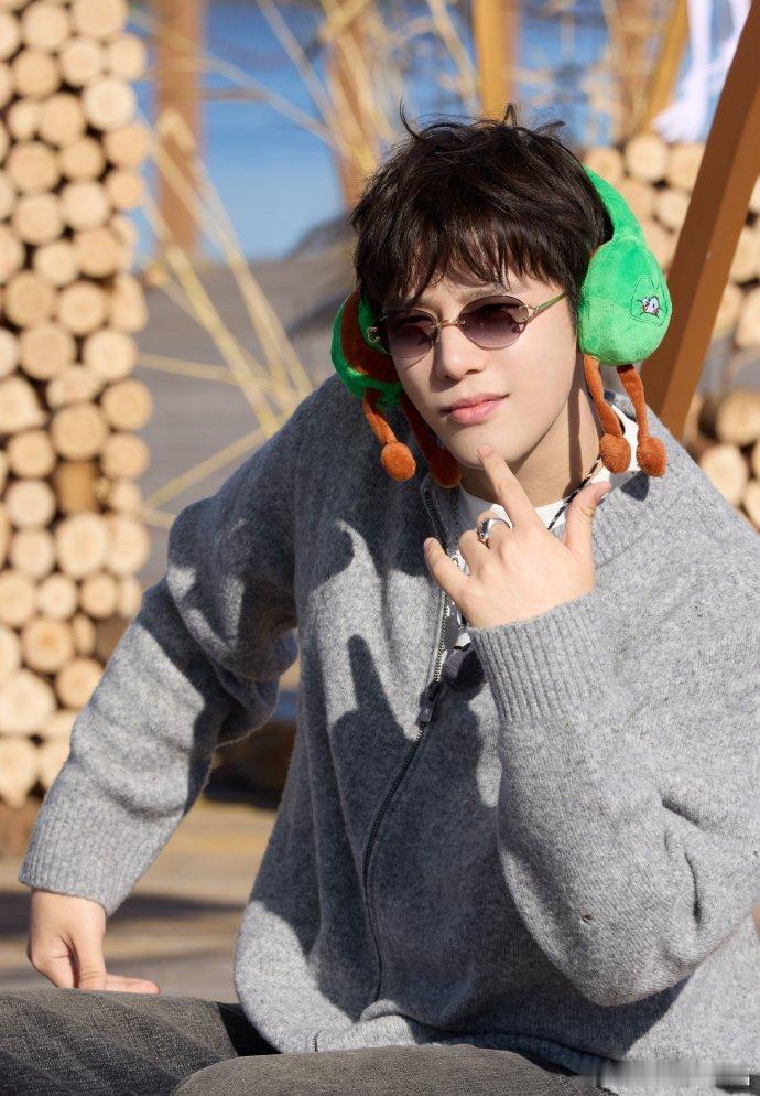 王安宇在综艺上真的买站票了诶，这个小模样咱就是说一上综艺王安宇就很有梗嘞 