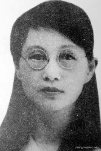 1909年，16岁的白薇与婆婆发生争执，丈夫抄起板凳砸向她，婆婆见她想要逃走，竟