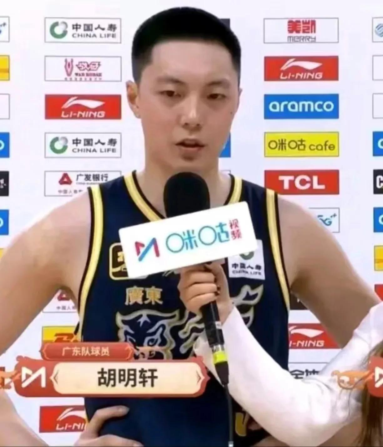 广东男篮乱象之下，胡明轩会不会离开广东队？不是进入了广东队，就一只脚踏进了国家队