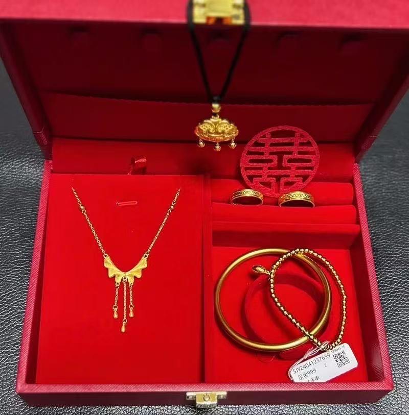 都是金价惹的祸，男孩和女孩准备订婚，去买黄金。到金店一看，唉呀妈呀！今价1000