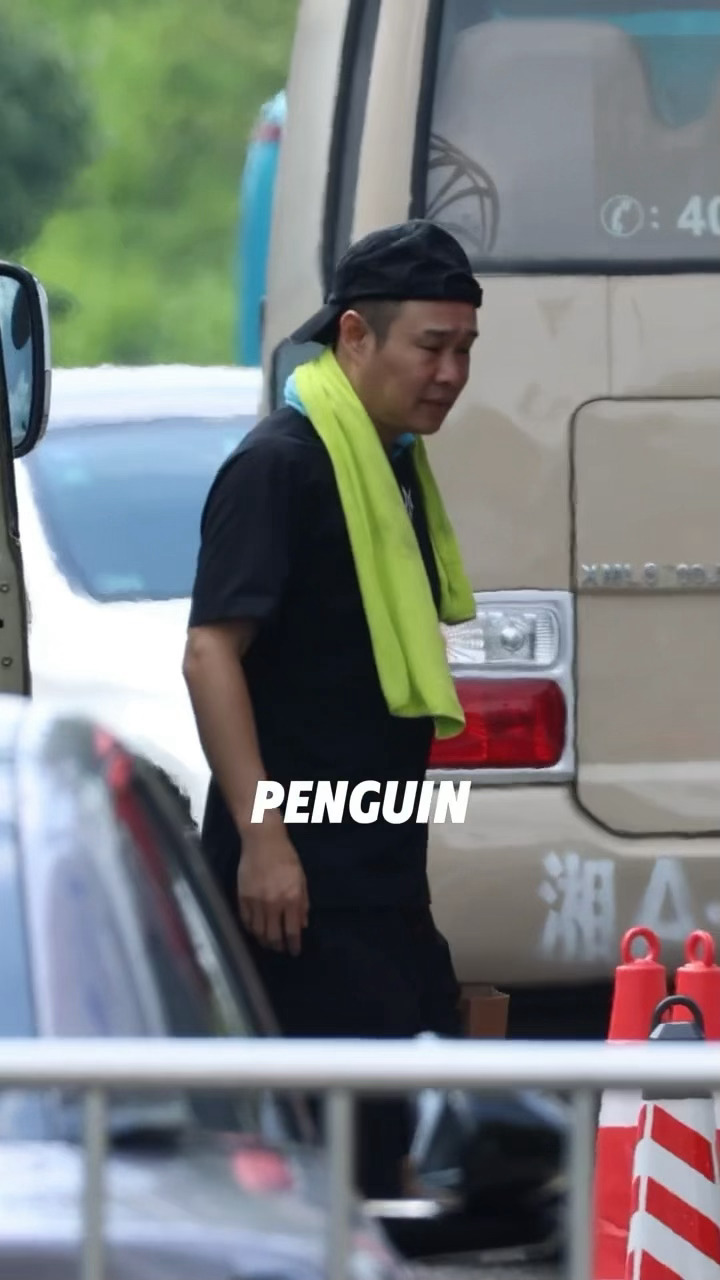 小沈阳头巾疑似人传人小沈阳披哥松弛感小沈阳这是把擦汗毛巾戴成个人标志了！从亮蓝到