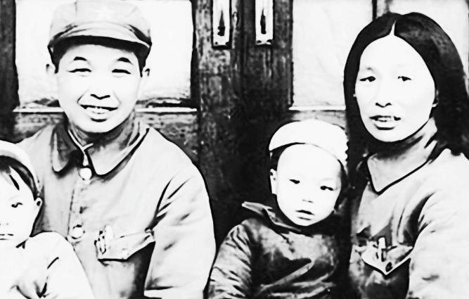 1953年，西康军区司令员刘忠携妻子回乡见母亲，看到原配穿得破破烂烂，手上还拿着