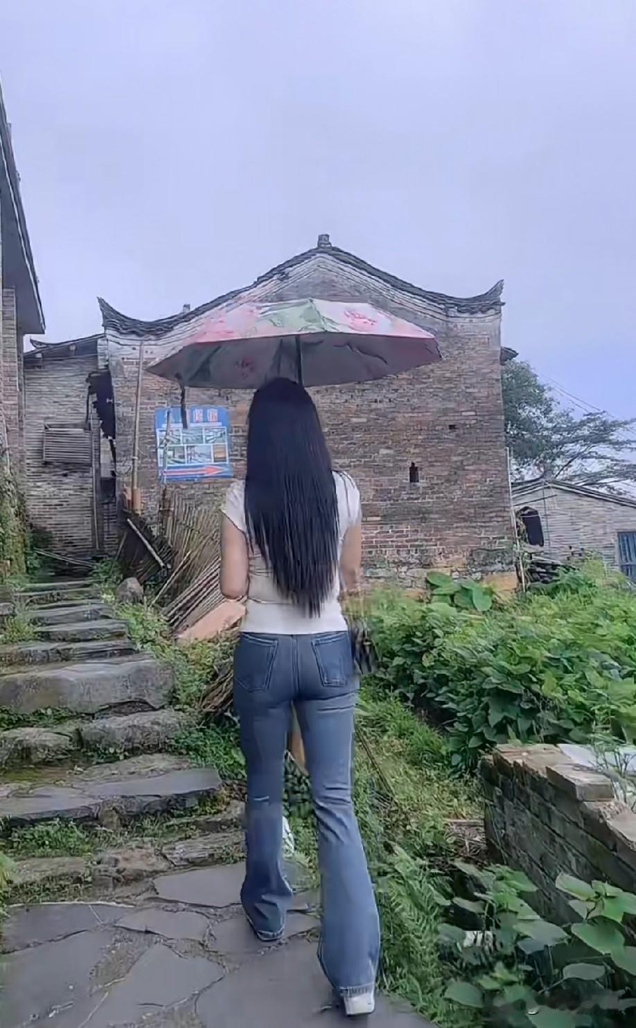人生最难得的，是接纳不完美。不必苛责自己事事圆满，允许有遗憾，允许会犯错。放平心