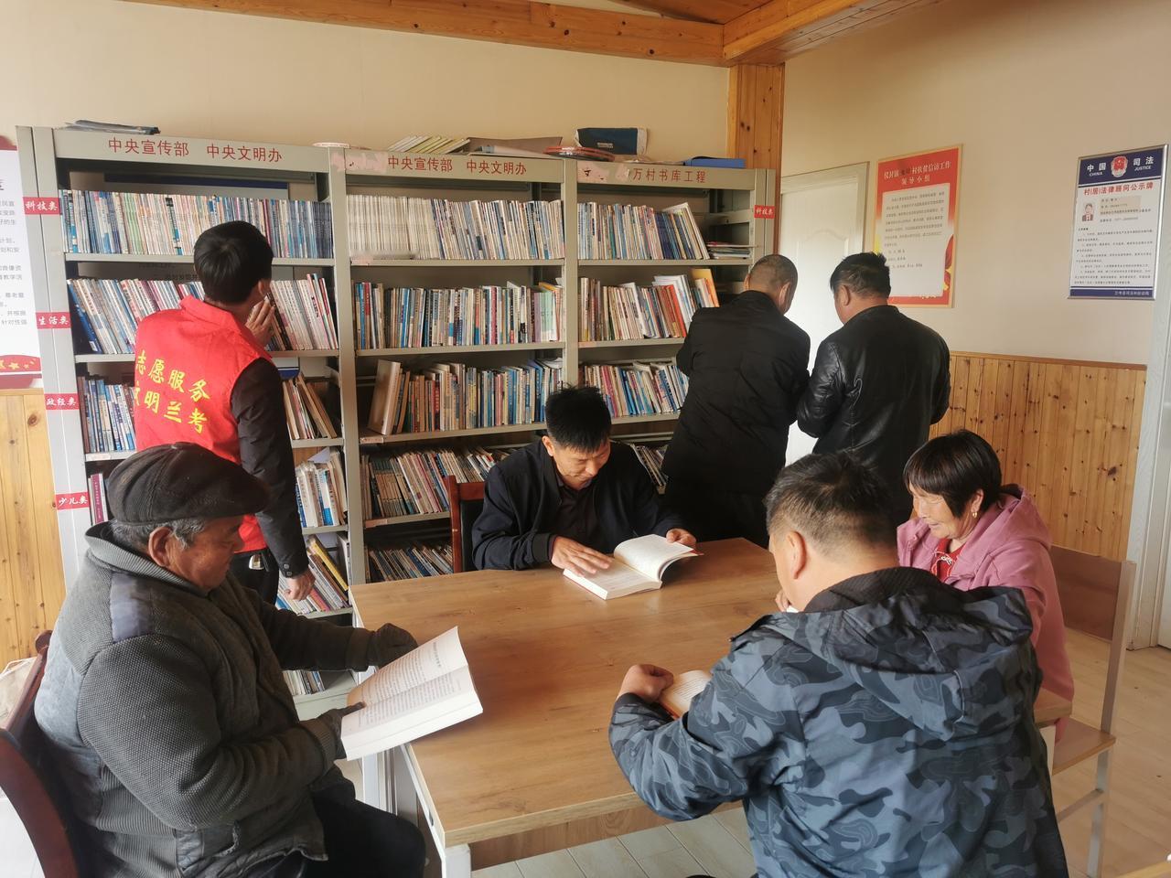 在乡村的晨曦中，老李每天都过得悠然自得。每天清晨，他会在院子里慢悠悠地打太极，伴